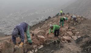 El muro de la vergüenza que separa ricos de pobres en Lima comienza a ser pasto del olvido