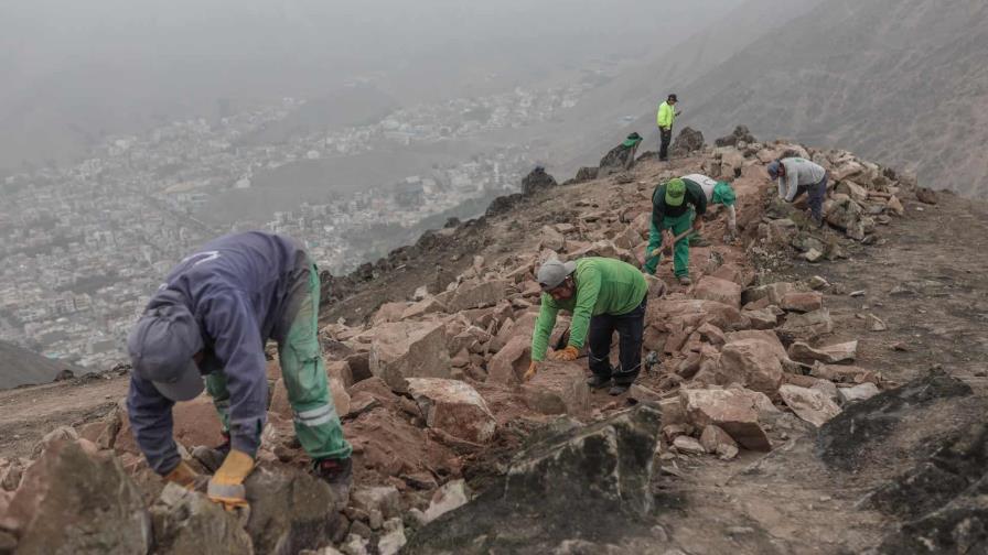 El muro de la vergüenza que separa ricos de pobres en Lima comienza a ser pasto del olvido