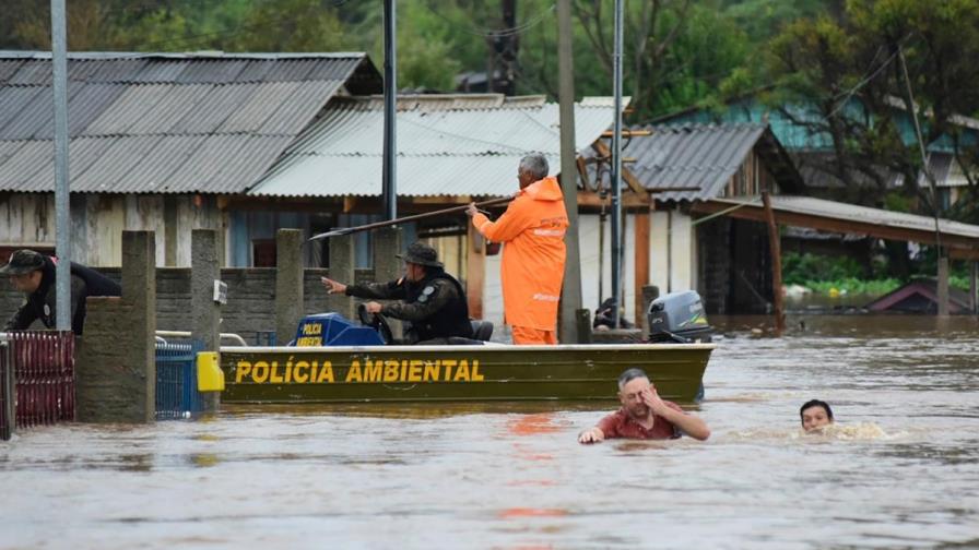 Suben a 31 las muertes por un ciclón fuera de lo común en el sur de Brasil