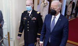 Biden usa mascarilla con intermitencia tras positivo a COVID-19 de la primera dama