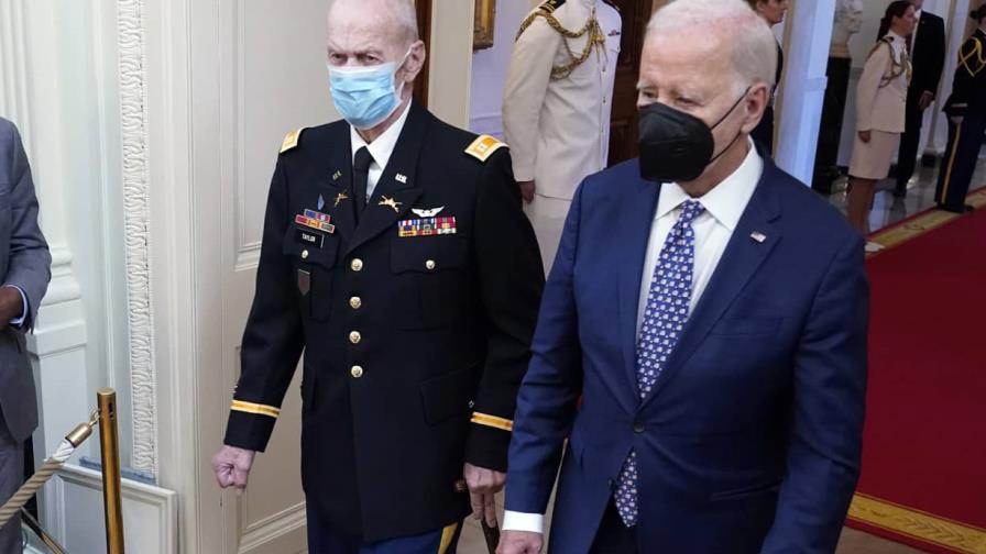 Biden usa mascarilla con intermitencia tras positivo a COVID-19 de la primera dama