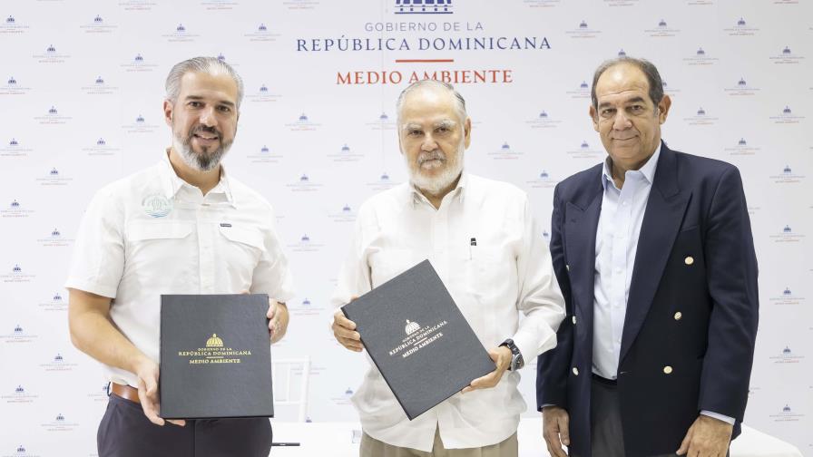 Medio Ambiente firma con organizaciones y empresas turísticas de Miches un convenio para proteger las tortugas marinas