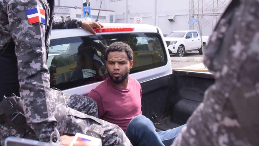 Detenidos por cuádruple crimen son interrogados en sede de la Policía en Dajabón