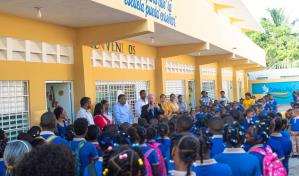 Puerta del Cielo dona abanicos a centro educativo de la Guáyiga