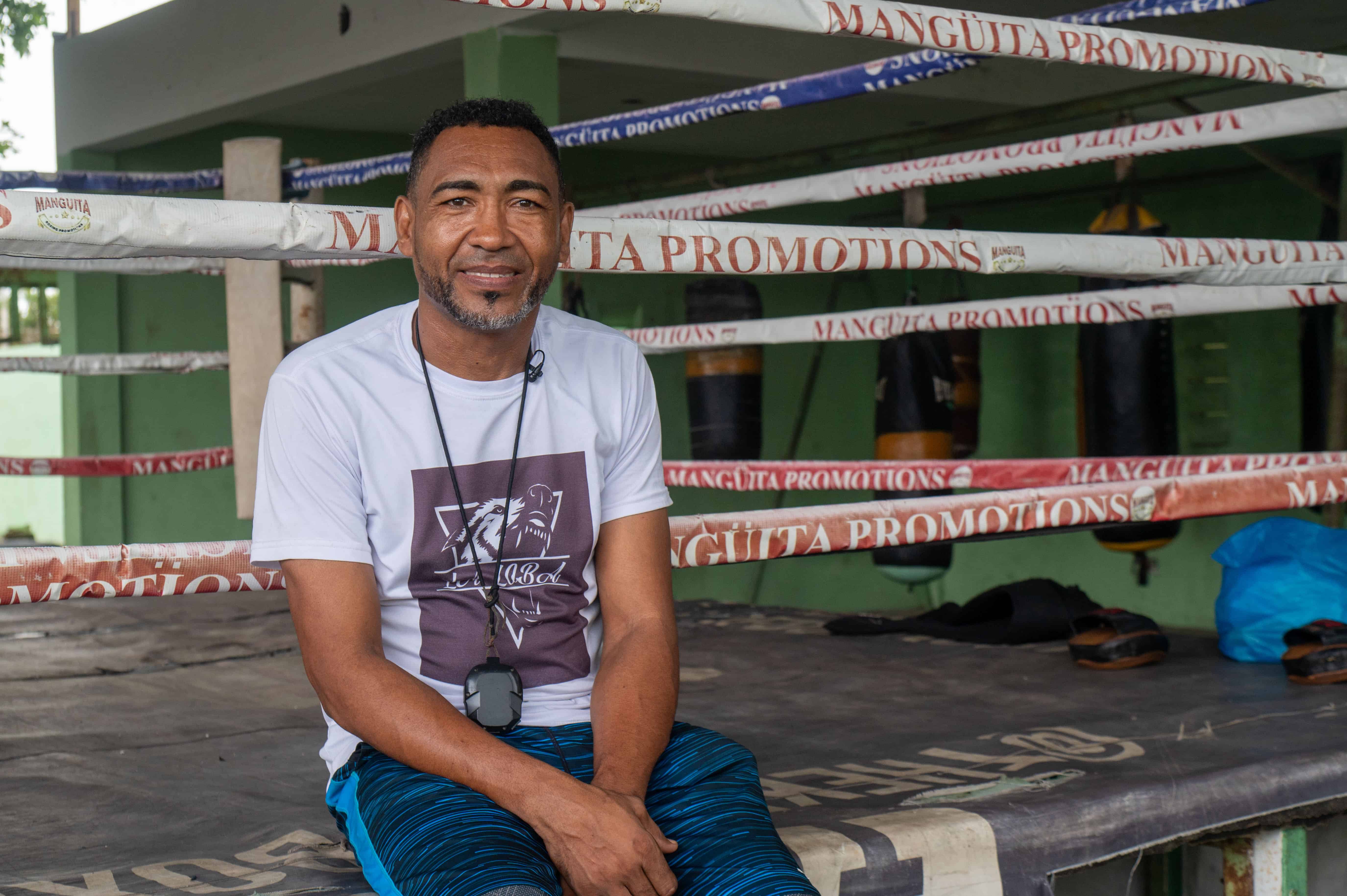 El entrenador de boxeo, Vicente de Jesús dirige los entrenamientos de Claribel Mena, así como de otros boxeadores.