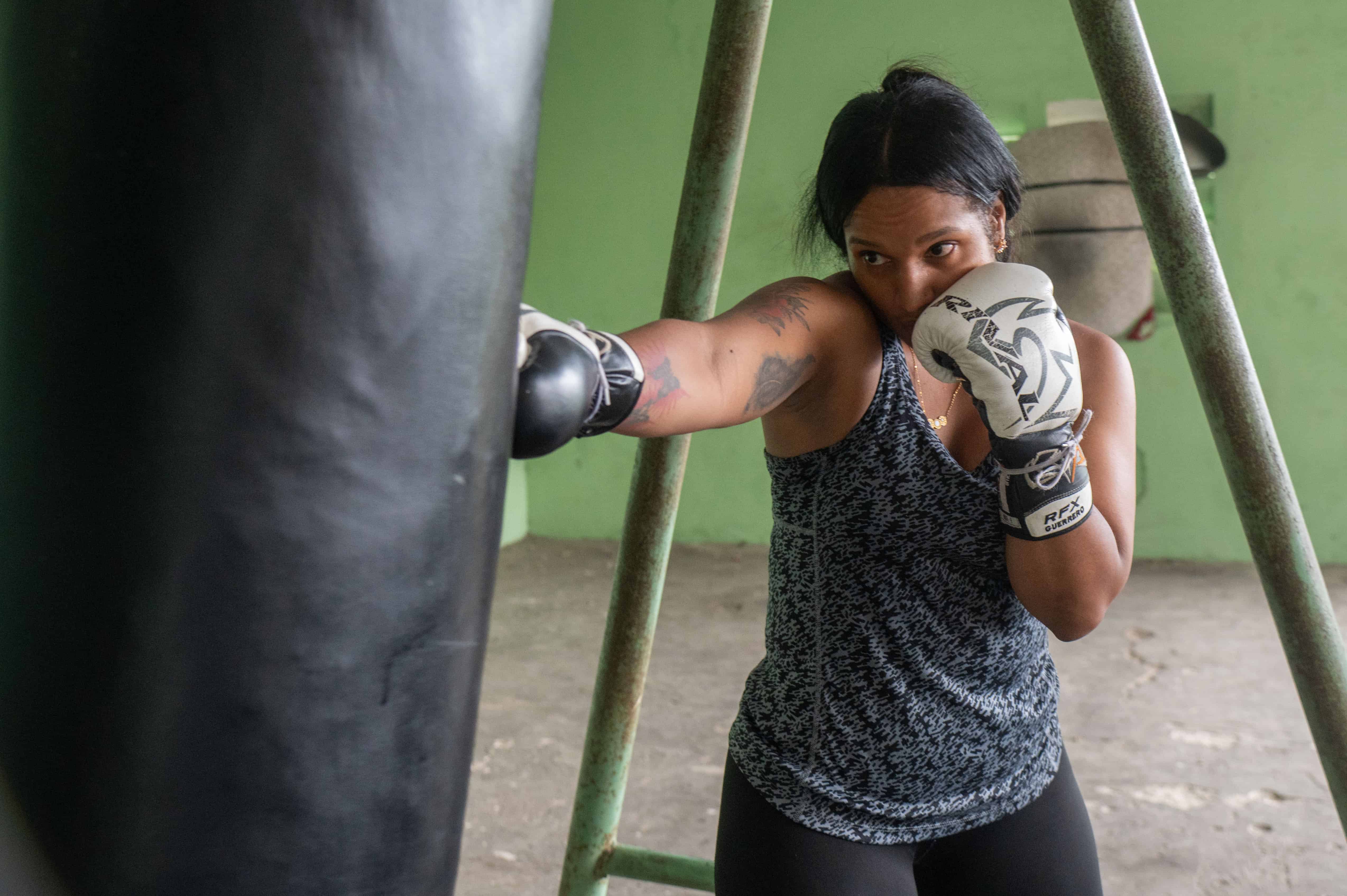 Claribel Mena golpea el sambá (sand bag) durante la sesión de entrenamientos de este martes en la parte posterior del Estadio La Normal, en Villa Consuelo.