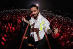 Maluma esquiva una muleta lanzada por un fanático en su concierto Maluma esquiva una muleta lanzada por un fanático en su concierto