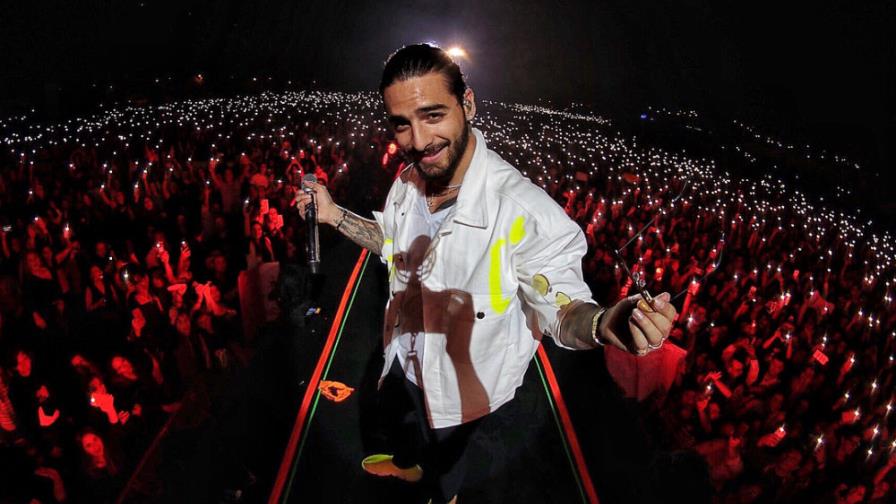 Maluma esquiva una muleta lanzada por un fanático en su concierto