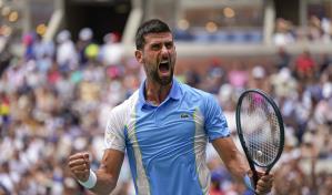 ¿Novak Djokovic canta? Sí y lo celebra en cancha al romper récord de Federer