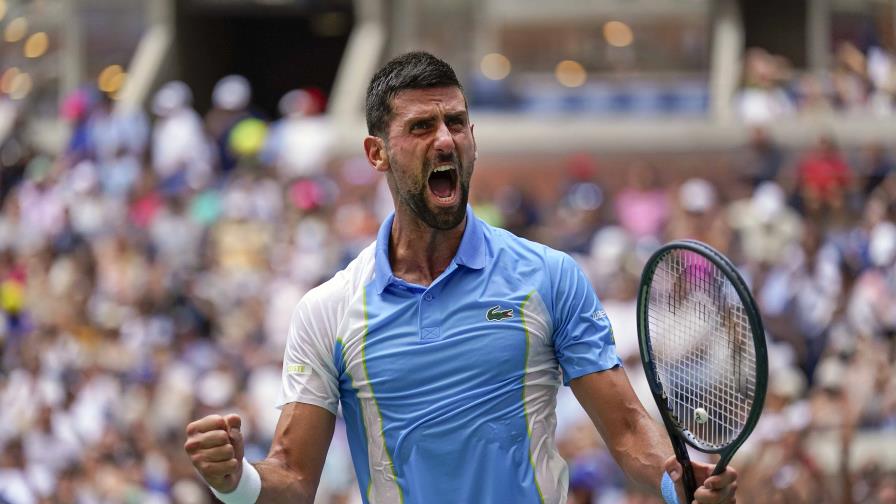 ¿Novak Djokovic canta? Sí y lo celebra en cancha al romper récord de Federer