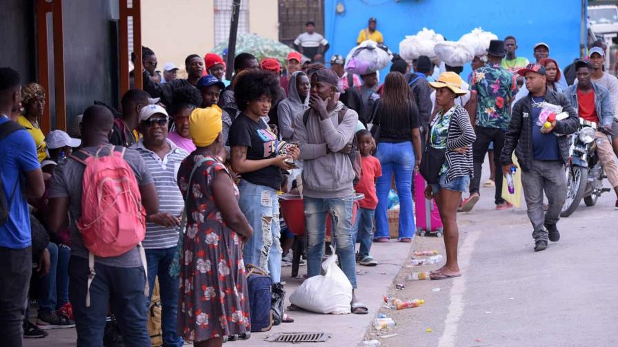 Cientos de haitianos varados en Dajabón con cierre de la frontera
