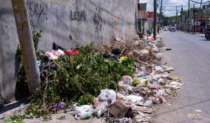 En la carretera de Villa Faro la basura es permanente