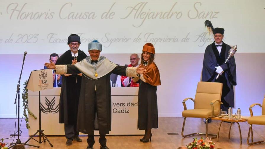 Alejandro Sanz dedica a la alegría su doctorado honoris causa por una universidad española