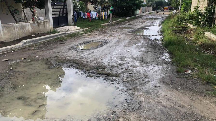 Denuncian calles en sector de Hato Mayor está llenas de hoyos y baches