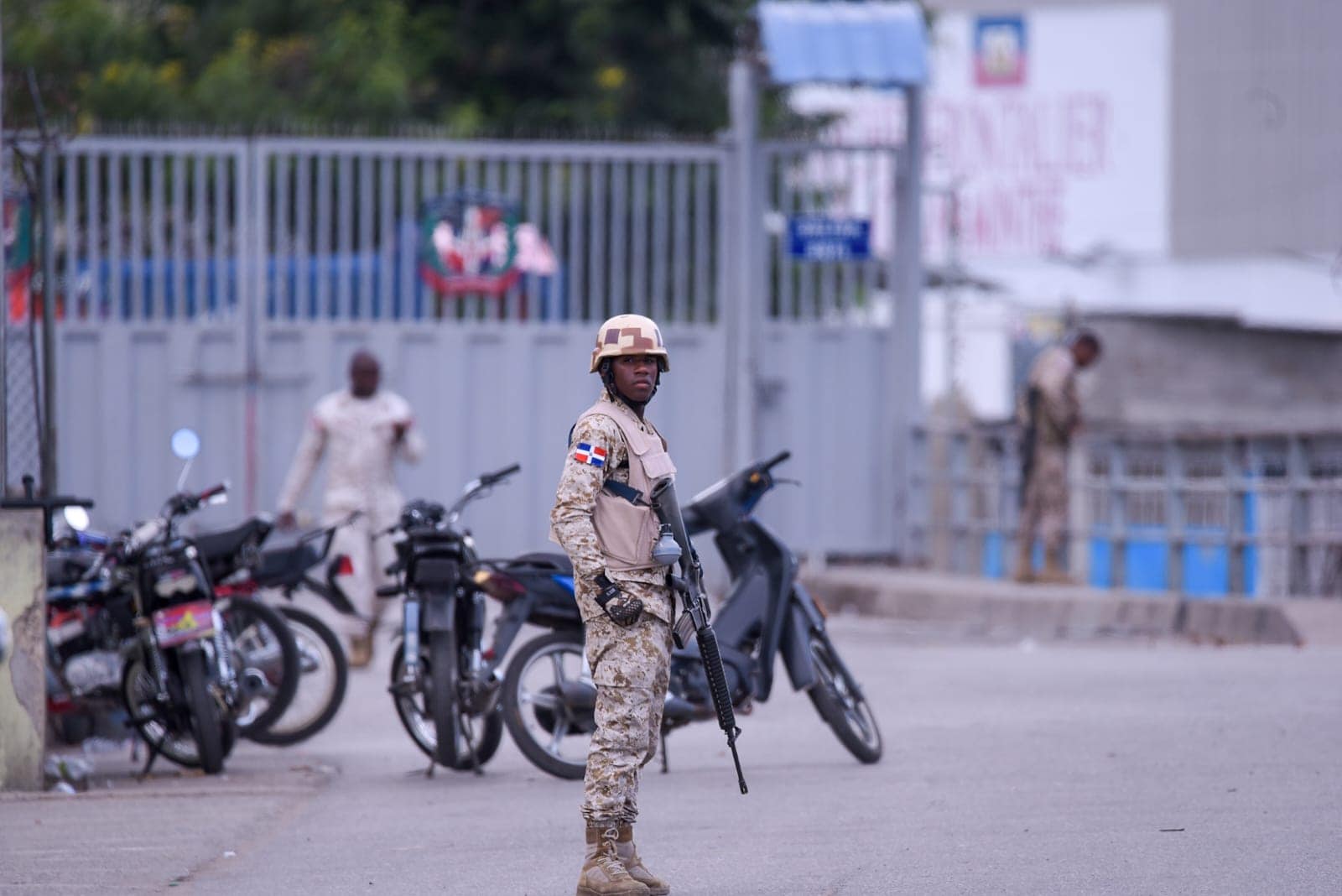 Un militar dominicano cuidando la frontera. 