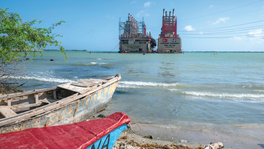 Detectan violaciones a licencia ambiental de las barcazas de Azua