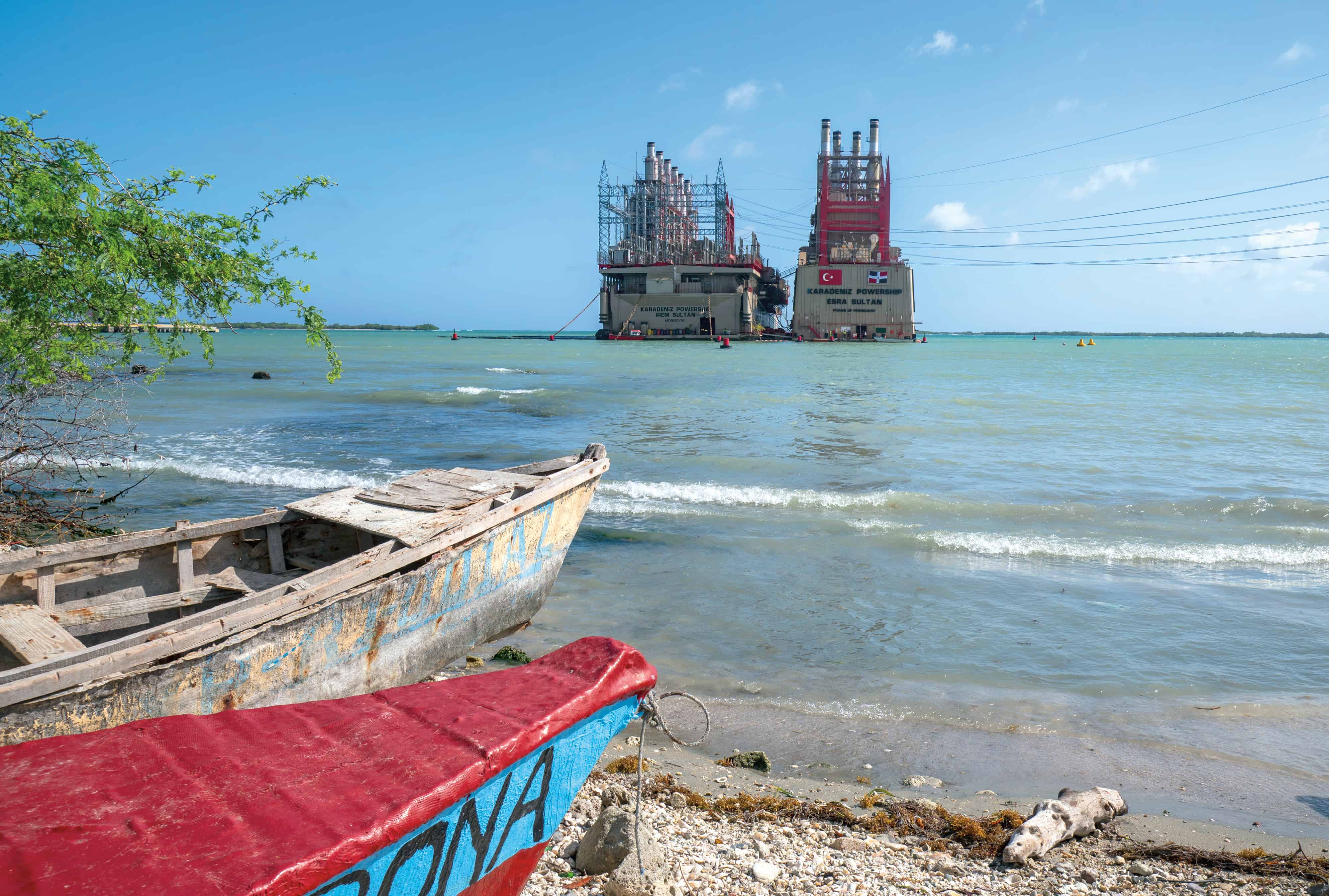 Denuncian contaminación por barcazas termoeléctricas en Azua