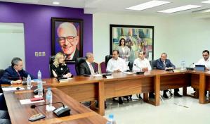 Abel Martínez recibe visita de miembros de la Cámara Americana de Comercio