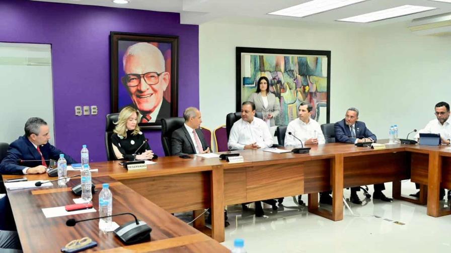 Abel Martínez recibe visita de miembros de la Cámara Americana de Comercio