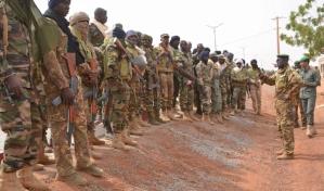 M&aacute;s de 60 muertos en ataques contra un barco y una base militar en Mal&iacute;