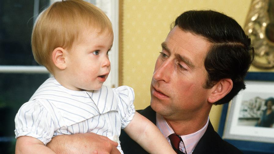 Oh Dios, incluso tiene el pelo rojo: La reacción del rey Carlos al nacimiento del Príncipe Harry Oh Dios, incluso tiene el pelo rojo: La reacción del rey Carlos al nacimiento del Príncipe Harry