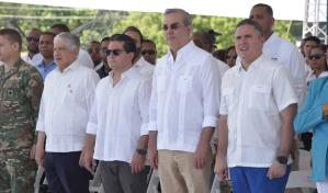 Presidente da primer palazo para la construcción del puerto de Barahona