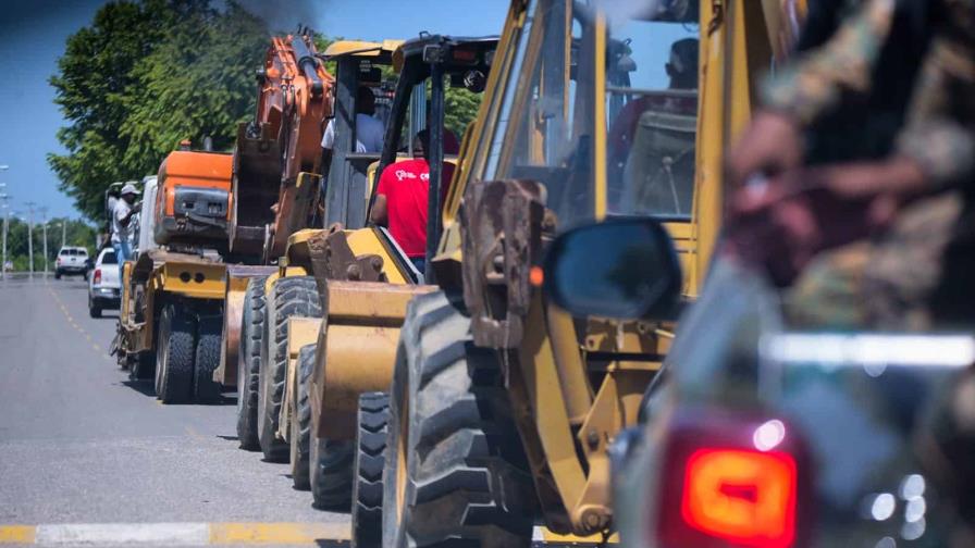 Gobierno dominicano traslada equipos pesados a línea limítrofe donde construyen canal en territorio haitiano