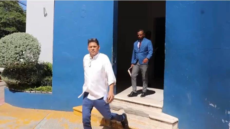 VIDEO | Propietario de Vidal Plast sale de la cárcel para cumplir coerción con grillete por explosión en San Cristóbal