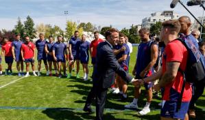 Macron rechaza despliegue de bandera de Rusia en París 2024