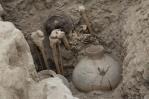 Descubren tumba de un personaje en lo alto de una antigua pirámide en Lima Descubren tumba de un personaje en lo alto de una antigua pirámide en Lima