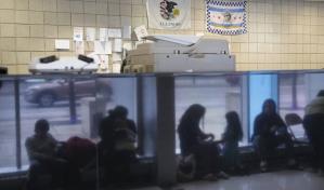 Chicago reubicará a migrantes de estaciones de policía a campamentos