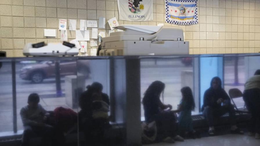 Chicago reubicará a migrantes de estaciones de policía a campamentos
