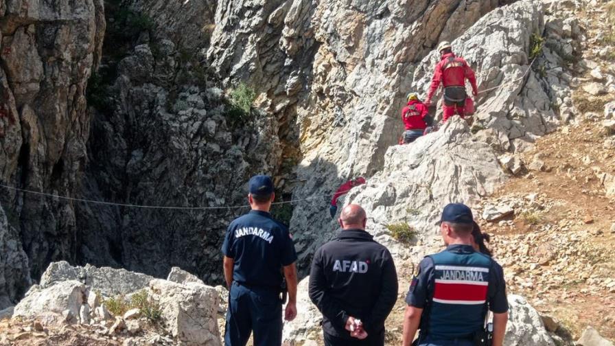 Expertos tratan de rescatar a un espeleólogo estadounidense atrapado en una cueva en Turquía