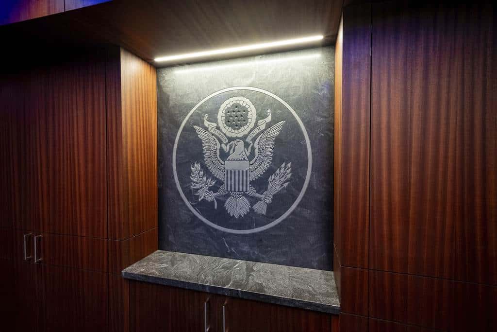 En esta imagen proporcionada por la Casa Blanca, el área de recepción con el sello de Estados Unidos en mampostería, en la recientemente renovada Sala de Situación de la Casa Blanca el 16 de agosto de 2023, en Washington. El complejo altamente seguro de salas de conferencias y oficinas de 5,500 pies cuadrados en el ala oeste ha sido objeto de una renovación integral que tardó un año en completarse.