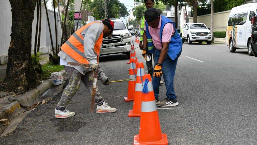 Intrant retira conos colocados de manera ilegal en calles de Santo Domingo