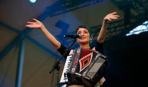 Julieta Venegas cautiva al público en concierto en Zaragoza