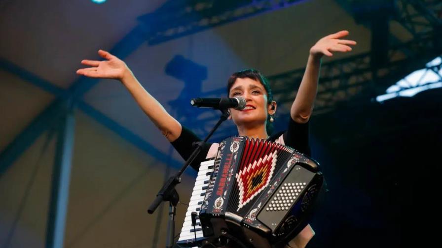 Julieta Venegas cautiva al público en concierto en Zaragoza