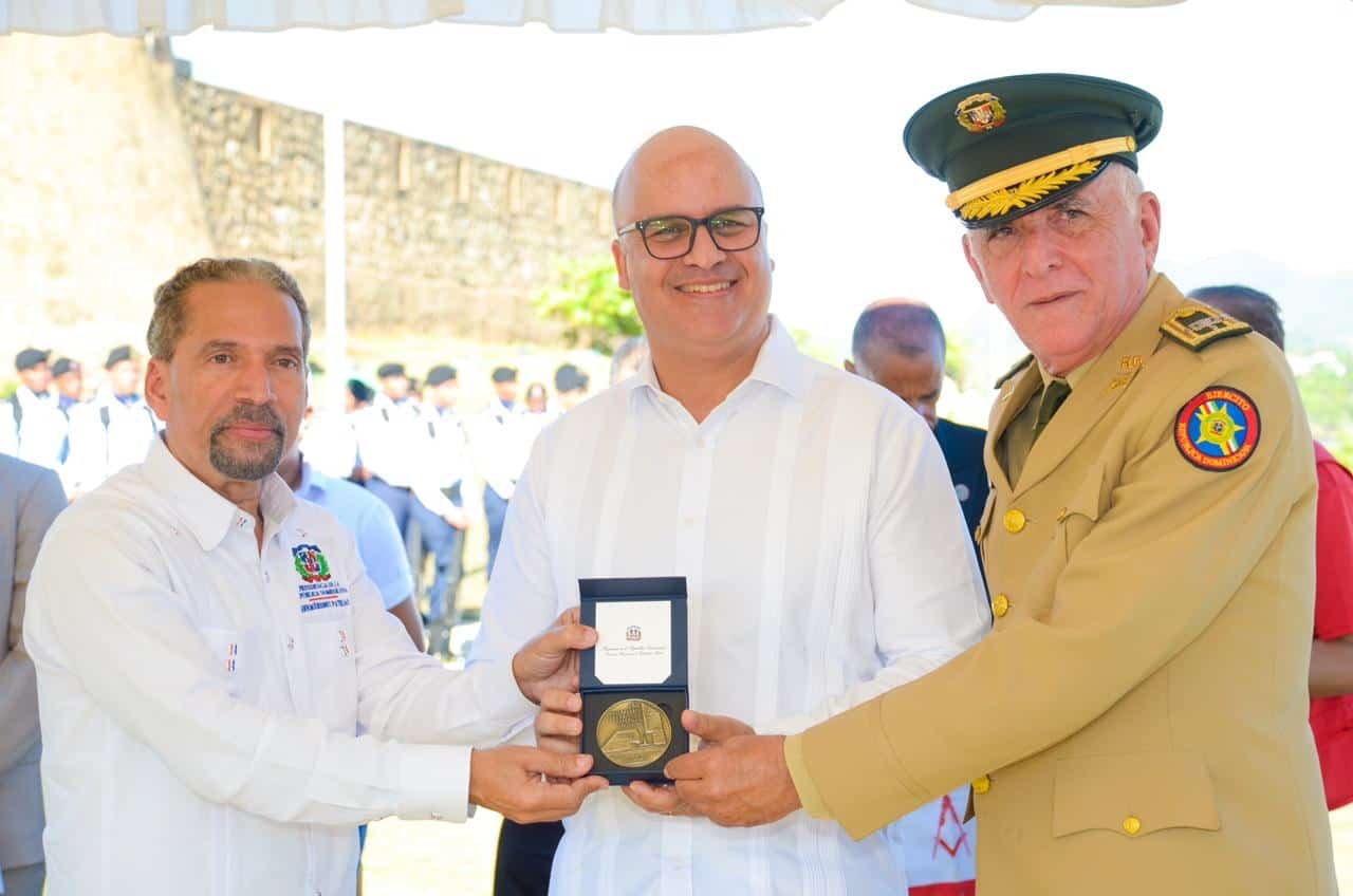 El Presidete de Efemérides Patrias, entrega a Igor Rodríguez, la medalla conmemorativa del 160 aniversario de la Restauración, le acompaña Sócrates Suazo Ruiz.