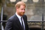 El príncipe Harry visita la capilla en Windsor donde está enterrada Isabel II