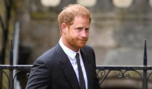 El príncipe Harry visita la capilla en Windsor donde está enterrada Isabel II