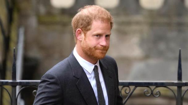 El príncipe Harry visita la capilla en Windsor donde está enterrada Isabel II