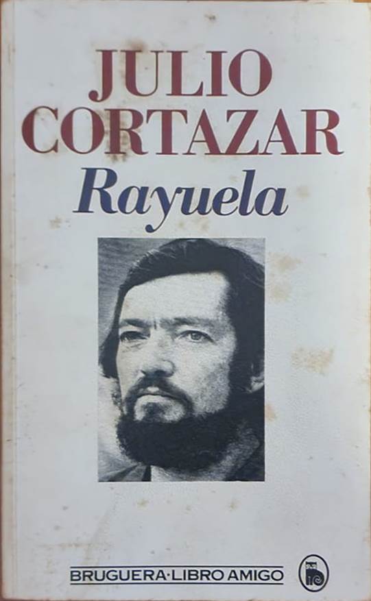 Julio Cortázar, Brugera, 1983, 155 págs. Es la segunda novela del boom que provoca asombro entre críticos y lectores. A pesar que de su primer libro, “Bestiario”, se vendieron en 10 años apenas 600 ejemplares, el éxito de “Rayuela” fue detonante.