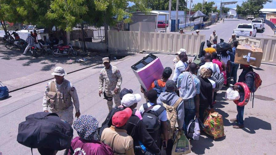 Haitianos siguen retornando a su país por frontera con Dajabón