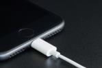Apple aconseja no dormir al lado de un teléfono iPhone mientras se está cargando Apple aconseja no dormir al lado de un teléfono iPhone mientras se está cargando