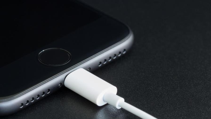 Apple aconseja no dormir al lado de un teléfono iPhone mientras se está cargando