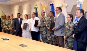 Firman convenio para fortalecer sistema sanitario 