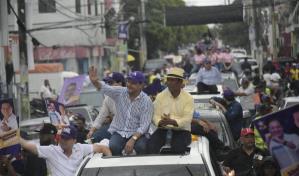 Abel Martínez recorre barrios de la capital empapado de agua