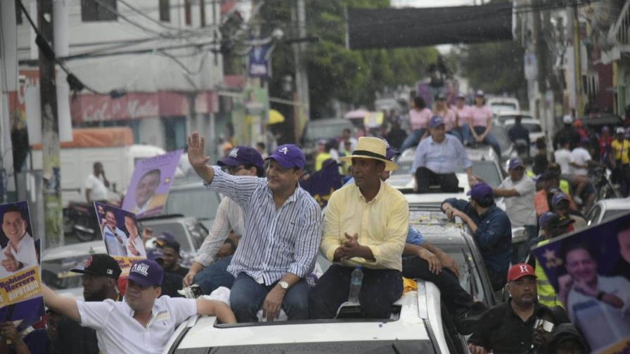 Abel Martínez recorre barrios de la capital empapado de agua
