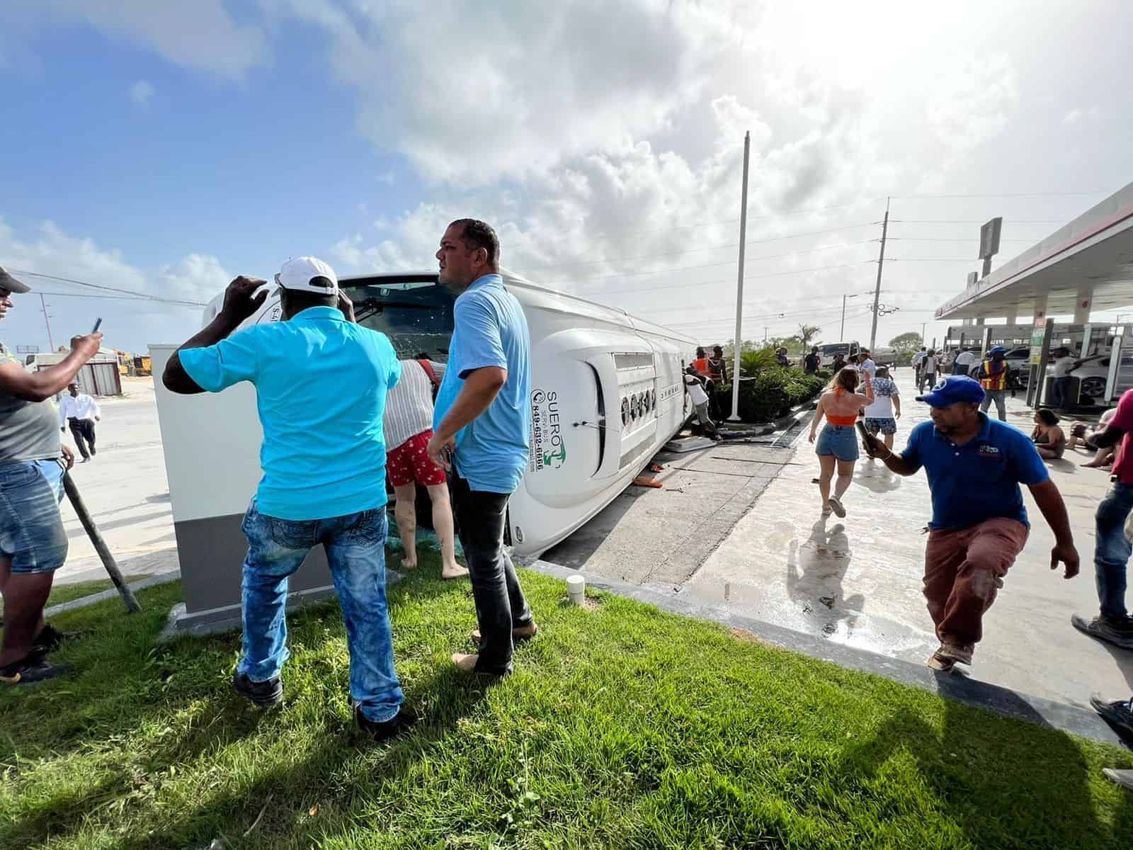 Vehículo accidentado con turistas.