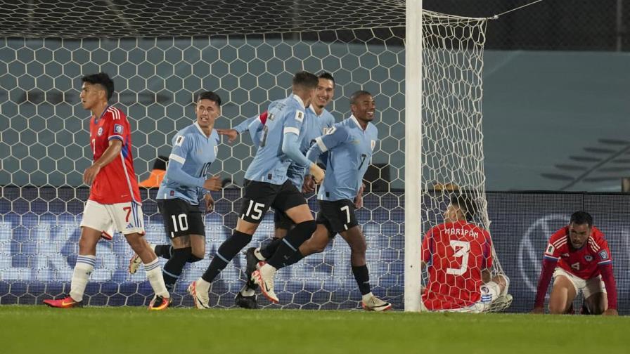 Bielsa llena de frescura a un Uruguay que inicia eliminatoria con triunfo 3-1 ante Chile
